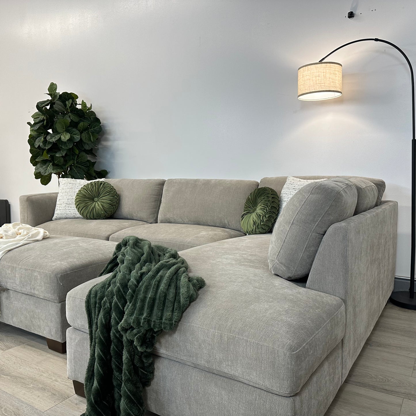 Thomasville Walsen Sectional with Storage Ottoman