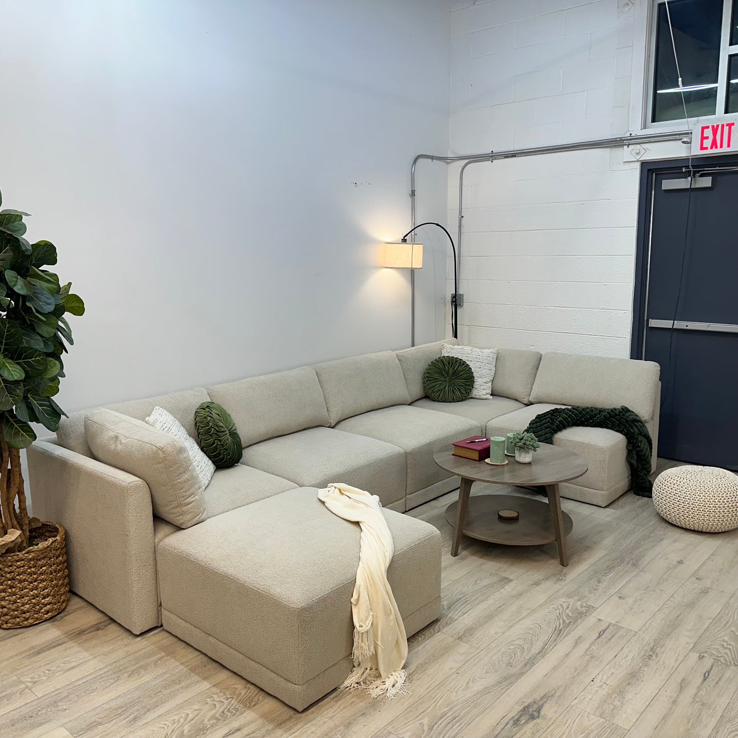 Thomasville Fallon Modular Sectional 6-piece Gray with Ottoman