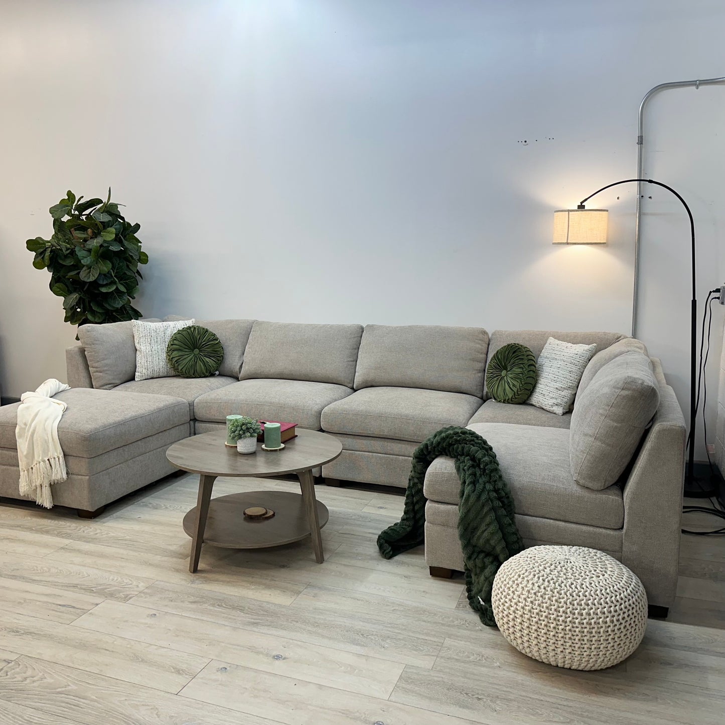 Thomasville Tisdale Modular Sectional 6-piece Taupe with Storage Ottoman