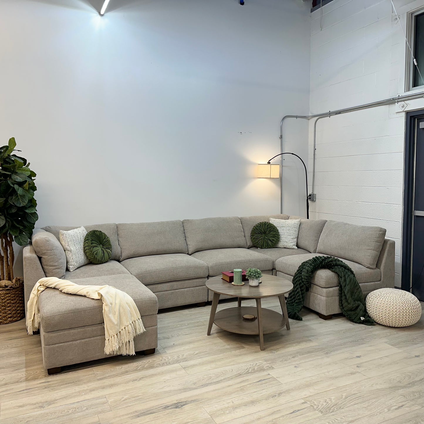 Thomasville Tisdale Modular Sectional 6-piece Taupe with Storage Ottoman